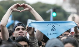 Des activistes manifestent contre la légalisation de l'avortement devant le parlement argentin, le 08 août 2018 à Buenos Aires