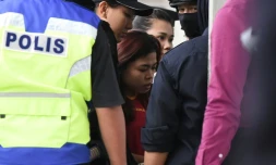 L'Indonésienne Siti Aisyah (c), inculpée pour l'assassinat de Kim Jong-Nam, demi-frère du leader nord-coréen Kim Jong-Un, est escortée par des policiers, le 1er mars 2017 à Sepang, en Malaisie