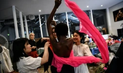 Une mannequin se prépare avant la captation en images d'une création de Xuan-Thu Nguyen pour la maison Xuan, dans le cadre de la Fashion week automne-hiver 2020/21 à Paris