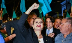 La candidate à la présidence Laura Fernandez, favorite pour remporter les élections du 1er février au Costa Rica, avec des sympathisants le 11 janvier 2026