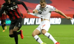 L'attaquant turc de Lille Burak Yilmaz (d) accroché par le défenseur brésilien de Nice Robson Bambu, le 25 octobre 2020 à Nice