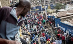 Des kényans se rassemblent autour de la maison d'une enfant tuée par balle sur le balcon de sa maison,  le 12 août 2017, dans les bidonvilles de Mathare à Nairobi