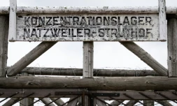 Un panneau annonçant le camp de concentration Natzweiler-Struthof à l'entrée du camp de Natzwiller, dans le Bas-Rhin, le 4 juin 2026