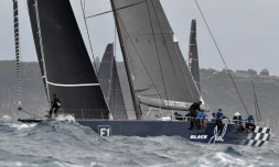 Le voilier Black Juack au départ de la Sydney-Hobart, le 26 décembre 2017 dans la baie de Sydney, en Australie