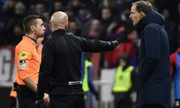 L'entraîneur du Paris-SG, Thomas Tuchel (d), s'adresse à l'arbitre Clement Turpin (g), lors du match de Ligue 1 face à Lyon, à Decines-Charpieu, le 3 janvier 2019