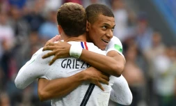 Accolade entre les buteurs des Bleus Antoine Griezmann et Kylian Mbappé, saluant le but du premier contre l'Uruguay à Nijni Novgorod, le 6 juillet 2018