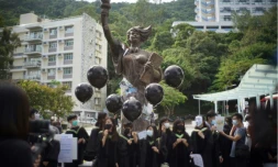 Etudiants manifestant devant la Déesse de la démocratie sur le campus de l'Université chinoise de Hong Kong, le 19 novembre 2021