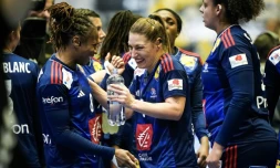 Les Françaises se congratulent lors du match de groupe contre l'Islande, au Mondial de handball, le 2 décembre 2023 à Stavanger