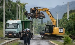 Opération de la gendarmerie pour dégager une route prÚs d'une commune du Mont-Dore, le 12 juillet 2024 en Nouvelle-Calédonie