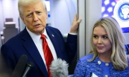 Le président américain Donald Trump, aux côtés de la porte-parole de la Maison-Blanche Karoline Leavitt, s'adresse aux journalistes à bord d'Air Force One le 27 janvier 2025.