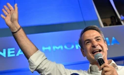 Le conservateur grec Kyriakos Mitsotakis salue ses partisans après sa victoire aux élections législatives, à Athènes, le 25 juin 2023