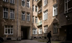 La cour d'un immeuble d'avant-guerre, rue Chlodna, qui a survécu à la démolition du ghetto de Varsovie, le 12 avril 2023 en Pologne