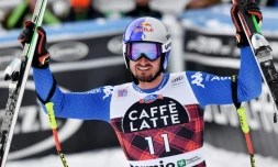 La joie de l'Italien Dominik Paris dans l'aire d'arrivée après sa victoire dans la descente de Bormio, le 28 décembre 2018