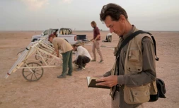 Martin Sebastian Gussone de l'Institut allemand d'archéologie revoit ses notes sur le site de l'ancienne ville d'Al-Hira, à 25 km au sud de Najaf, en Irak, le 4 novembre 2021