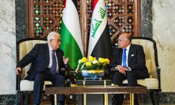Le ministre irakien des Affaires étrangères Fouad Hussein (d) reçoit le président palestinien Mahmoud Abbas à l'aéroport de Bagdad avant le 34e sommet de la Ligue arabe, le 16 mai 2025