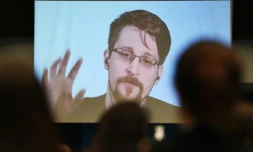 Edward Snowden participe par visioconférence à une table ronde sur la protection des lanceurs d'alerte, le 15 mars 2019 à Strasbourg