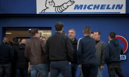 Des salariés se rassemblent devant l'usine à l'annonce de la fermeture du site de pneumatiques Michelin de La Roche-sur-Yon, le 10 octobre 2019