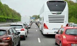 Des embouteillages sur l'autoroute A13, en région parisienne (photo du 19 avril 2024)