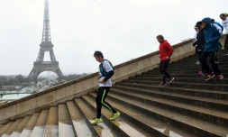 L'ultra-fondeur Serge Girard a débute son tour du monde, sur les marches du Trocadero, le 31 janvier 2016 à Paris