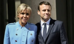 Le président français Emmanuel Macron (d) et son épouse Brigitte, le 14 mai 2017 à Paris