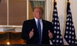 Donald Trump Ă son retour Ă la Maison Blanche aprĂšs son hospitalisation pour le soigner du Covid-19, le 5 octobre 2020
