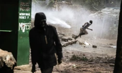 Heurts entre manifestants de l'opposition kényane et policiers antiémeutes, le 26 octobre 2017 à Kibera, un bidonville de Nairobi