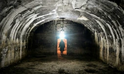 Niculina Moica, détenue alors qu'elle était adolescente, devant la porte de la salle d'isolement "Neagra" utilisée pour punir les détenus politiques, le 14 février 2024 à la prison de Jilava, en Roumanie