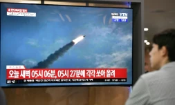 Un homme regarde à la télévision les images d'un tir de missile balistique nord-coréen, le 31 juillet 2019 à Séoul, en Corée du Sud