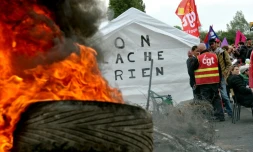 Manifestants et syndicalistes le 24 mai 2016 devant le dépôt de carburants de Douchy-les-Mines dans le nord de la France