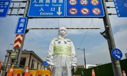 ContrĂŽle des accĂšs au tunnel conduisant au quartier de Pudong en confinement, le 28 mars 2022 Ă Shanghai