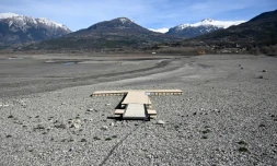 Le lac de Serre-Ponçon partiellement à sec, le 16 mars 2023 dans les Hautes-Alpes