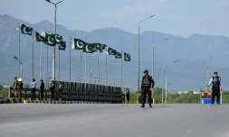 Forces de sécurité sur un pont à Islamabad le 10 avril 2026 avant la tenue de négociations entre l'Iran et les Etats-Unis