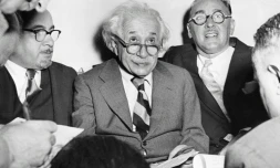 Albert Einstein à l'université de Princeton le 15 mars 1954. Le monde scientifique retient son souffle dans l'attente jeudi aprÚs-midi d'une annonce sur les fameuses ondes gravitationnelles théorisées par Albert Einstein