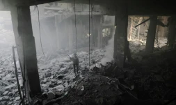 Photo d'un bâtiment après un bombardement attribué au régime syrien à Douma, la principale ville de l'enclave rebelle dans la Ghouta orientale, le 19 mars 2018