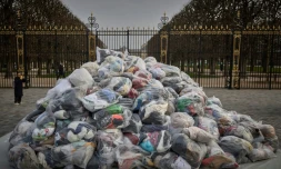 Des sacs de déchets textiles devant la porte du Palais du Luxembourg, où se trouve le Sénat lors d'une manifestation contre la fast-fashion, à Paris, le 14 mars 2025