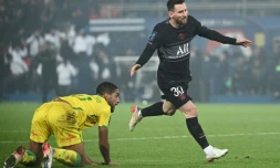 La joie de l'attaquant argentin du Paris Saint-Germain, Lionel Messi, après avoir marqué son 1er but en Ligue 1 face à Nantes, lors de la 14e journée, le 20 novembre 2021 au Parc des Princes