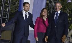 A gauche, Leonardo DiCaprio, au centre la climatolgue Katharine Hayhoe et le président américain Barack Obama avant leur discussion dans le cadre du festival "South by South Lawn" dans les jardins de la Maison Blanche, le 3 octobre 2016 à Washington.
