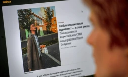 Une homme regarde la photo du journaliste Ivan Golounov sur l'écran d'un ordinateur à Moscou, le 7 juin 2019