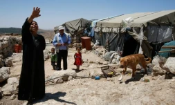 Shafiq al-Tal (c) entouré de sa famille est devant sa tente dans le village palestinien de Khirbet Zannouta, près de Hébron, le 30 mai 2016