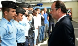 Le président François Hollande avec des gendarmes réservistes lors d'une visite le 20 juillet 2016 à Saint-Astier