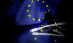La Commission européenne veut imposer un chargeur universel pour téléphones mobiles et autres petits appareils électroniques, au nom des droits des consommateurs et de l'environnement, selon un projet de réglementation dévoilé jeudi qui suscite l'opposition du géant américain Apple.
