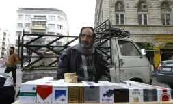 Le Syrien Abou Zyad vend des cigarettes devant son pick-up à Damas, le 17 décembre 2015