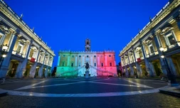 Les couleurs du drapeau italien projetées sur le  Palais sénatorial situé à Rome sur la colline du Capitole, le 26 avril 2020