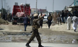 Un membre des forces de sécurité afghanes sur les lieux d'un attentat, le 17 mars 2018 à Kaboul