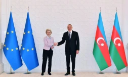 Le président azerbaïdjanais Ilham Aliev (d) et la présidente de la Commission européenne Ursula von der Leyen à Bakou, le 18 juillet 2022