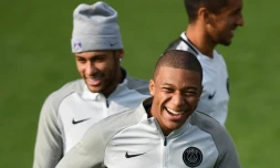 Neymar et Mbappe devant Marquinhos attendent décontractés à l'entraînement le 26 septembre 2017, avant de rencontrer le Bayern Munich