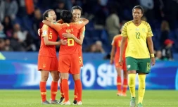 Les Chinoises (g) heureuses après leur victoire contre l'Afrique du Sud au Mondial féminin, le 13 juin 2019 au Parc des Princes à Paris   