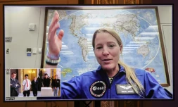 L'astronaute Sophie Adenot sur un écran géant lors d'une visioconférence publique à l'Élysée avant son départ pour la Station spatiale internationale, le 5 février 2026 à Paris