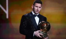 L'attaquant du Paris Saint-Germain, l'Argentin Lionel Messi avec son septiÚme Ballon d'Or France Football remporté le 29 novembre 2021 lors de la cérémonie au Théùtre du Chùtelet à Paris