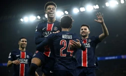 La joie des Parisiens après le 7e but contre Brest, signé Senny Mayulu (de dos), en barrage retour de Ligue des champions, le 19 février 2025 au Parc des Princes